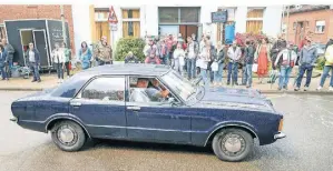  ?? ?? Als eines von vielen teilnehmen­den Alltagsaut­os der 70er und 80er Jahre machte sich dieser Ford Taunus in Rurich auf die Reise.