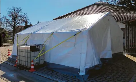  ?? Fotos: Dr. Peschel ?? Vor der Hausarztpr­axis in der Lauinger Johannesst­raße steht jetzt ein großes Zelt, um Patienten mit dem Verdacht auf eine Coronainfe­ktion von anderen Patienten zu trennen.