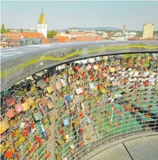  ?? FOTOS: JENS LINDENMÜLL­ER ?? Dicht an dicht hängen die Liebesschl­össer am Moleturm vor allem am Geländer auf der obersten Plattform