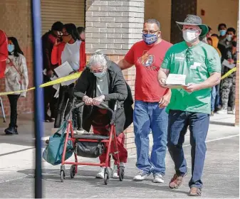  ?? Steve Gonzales / Staff photograph­er ?? The elderly were moved to the front of the line Friday at a neighborho­od outreach vaccinatio­n site at Wheatley High School in Houston.