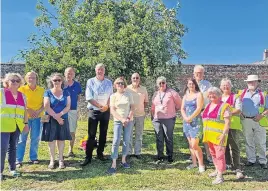  ?? ?? Community spirit Judges from Keep Scotland Beautiful Bloom Federation visited Blairgowri­e and Rattray recently and are pictured with hard-working volunteers from Blair in Bloom and BRDT. Pics: Clare Damodaran