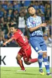  ?? DOLI SIREGAR/RADAR MALANG ?? TAJAM: Selebrasi striker Arema Dedik Setiawan setelah mencetak gol tunggal kemenangan atas Persiba di Stadion Gajayana tadi malam.