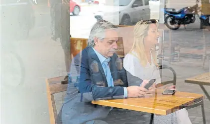  ?? ENRIQUE GARCÍA MEDINA ?? Celular. Alberto Fernández y su pareja, Fabiola Yañez, en un café de Puerto Madero.