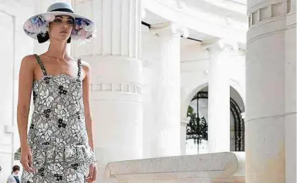  ??  ?? La propuesta de Chanel mezcla estilos ingleses y franceses o lo masculino y lo femenino, explica su diseñadora Virginie Viard. AFP