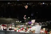  ?? (Photo EPA) ?? « Nous sommes à vos côtés, la vie doit reprendre ses droits même si la peur est encore là », a affirmé, hier en fin d’après-midi, Emmanuel Macron venu déposer une rose blanche devant le mémorial improvisé par les passants devant la statue du général Kléber, à son arrivée à Strasbourg.