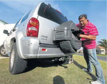  ?? Picture: ESA ALEXANDER ?? NO LEG TO STAND ON: Peter Scullard with his damaged Jeep Cherokee