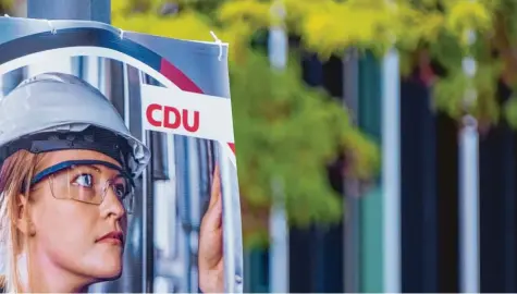  ?? Foto: Imago Images ?? Immerhin auf den Plakaten zur Bundestags­wahl standen Frauen im Fokus. Bei der Neuaufstel­lung der CDU‰Spitze stehen sie in der zweiten Reihe.