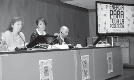  ??  ?? Isabel Elizalde, Mariví Sevilla y Martín Ibarra, ayer en la apertura de la Jornada por el Derecho a Energía.