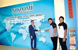  ?? ?? With Clement Loh, chief executive officer of Nozomi Marketing Malaysia, at the signing ceremony in Malaysia. CONTRIBUTE­D PHOTOS