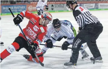  ?? FOTO: DIREVI ?? Nach der 2:5-Niederlage am Freitag gegen Straubing (links Marc El-Sayed beim Bully mit Michael Connolly) verloren die Schwenning­er Wild Wings am Sonntag in Berlin mit 3:5.