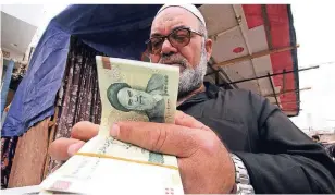  ?? FOTO: REUTERS ?? Ein Händler deckt sich in Basra vor dem Start der US-Sanktionen gegen den Iran mit iranischem Geld ein.Künftig soll in der irakischen Hafenstadt vor allem in Euro gehandelt werden.