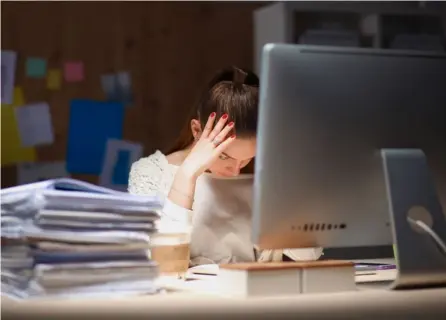  ?? Shuttersto­ck ?? Para algunas personas, trabajar desde la casa representa más riesgos por el estrés laboral.