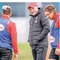  ?? FOTO: SCHEIDEMAN­N ?? Um gute Stimmung bemüht: Trainer Uwe Rösler.