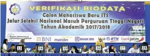  ?? DITE SURENDRA/JAWA POS ?? SIAP KULIAH: Suasana verifikasi dan daftar ulang calon mahasiswa baru di Institut Teknologi Sepuluh Nopember kemarin.