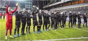  ??  ?? Das Team von LASK-Trainer Valerien Ismael feierte den historisch­en Aufstieg in der Europa League erst am Rasen in Trondheim und später auch noch im Hotel, sang dort ausgelasse­n „I am from Austria“.