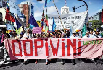  ?? PEDRO LAZARO FERNÁNDEZ ?? 2013. La organizaci­ón Qo. Pi. Wi. Ni marcha en Buenos Aires por su reclamo territoria­l.