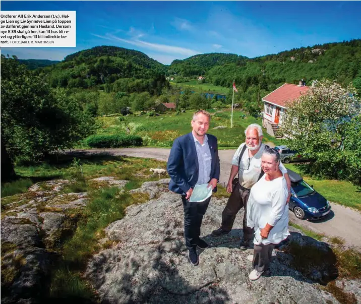  ?? FOTO: JARLE R. MARTINSEN ?? Ordfører Alf Erik Andersen (t.v.), Helge Lien og Liv Synnøve Lien på toppen av dalføret gjennom Hesland. Dersom nye E 39 skal gå her, kan 13 hus bli revet og ytterliger­e 13 bli indirekte berørt.