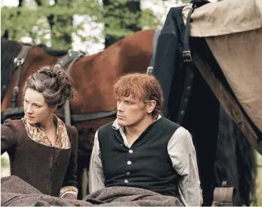  ??  ?? ► Caitriona Balfe y Sam Heughan grabando la cuarta temporada de Outlander.