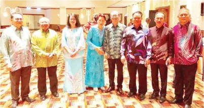  ??  ?? PENGARAH Jabatan Air Negeri Datuk Ir. Wilis Ansoi, Setiausaha Kerajaan Negeri Datuk Haji Hashim Paijan, Ketua Penolong Setiausaha JKM Jasmine Teo, isteri Timbalan Ketua Menteri Datin Seri Jaina Sintian, Timbalan Ketua Menteri merangkap Menteri...