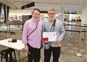  ?? BERNAMA PIC ?? Malaysian Beh Chew Boo (right) at the Singapore airport before returning home to Penang yesterday.