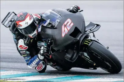  ?? ?? Álex Rins, a lomos de una Yamaha M1 negra durante las pruebas de pretempora­da en Malasia.
