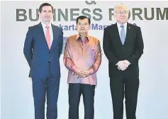  ??  ?? Indonesian Trade Minister Enggartias­to Lukita (right), his Autralian couterpart Simon Birmingham (left) and vice president Jusuf Kalla pose for a photo after a signing ceremony in Jakarta.— AFP photo