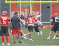  ?? TIM PHILLIS — FOR THE NEWS-HERALD ?? Browns quarterbac­k Case Keenum passes during practice Aug. 17 in Berea.
Case Keenum looks on as Baker Mayfield passes during practice Aug. 16.