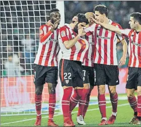  ?? FOTO: I. PÉREZ (EL CORREO) ?? Dúo letal
Williams felicita a Raúl García tras un gol en el Villamarín