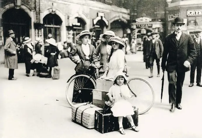  ?? TASCHEN ?? Arriba, esperando el tren en la estación londinense de Waterloo, hacia 1910