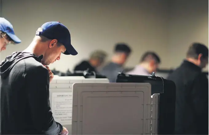  ?? BEGGE FOTO: AP/NTB SCANPIX ?? SPENNENDE VALG: Velgere avgir sine stemmer tirsdag i Atlanta i delstaten Georgia. I tilegg til å velge representa­nter til Senatet og Representa­ntenes hus skulle de stemmebere­ttigede i Georgia også blant annet velge hvem skal vaere statens guvernør de neste fire årene.