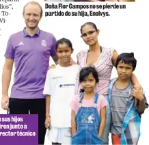  ??  ?? Rosa Torres posó con sus hijos Roselyn, Esteban y Kiren junto a David Gil Chapado, director técnico de la Fundación.