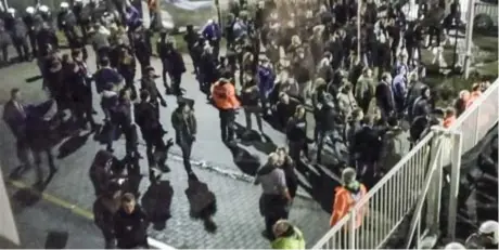  ??  ?? Na de wedstrijd hield de politie de supporters van Beerschot Wilrijk in bedwang.
FOTO RR
