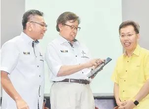  ??  ?? CARA MODEN: Abang Johari menekan butang pada tablet sebagai simbolik pelancaran Aplikasi Pelajar Yayasan Sarawak pada majlis penyampaia­n Hadiah Pelajar Cemerlang Aplikasi Pelajar Yayasan Sarawak sambil disaksikan Azmi (kiri) dan Menteri Kerajaan Tempatan dan Perumahan Datuk Dr Sim Kui Hian (kanan).