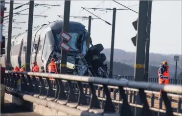  ?? FOTO: ANTHON UNGER ?? Togulykken skete ved, at lyntoget ramte en sættevogn, der blev fragtet på et godstog, og som ikke var forsvarlig­t spændt fast.