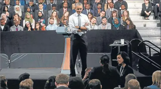  ?? SIMON DAWSON / BLOOMBERG ?? Obama escucha atentament­e la pregunta que le plantea una periodista durante una rueda de prensa en Londres