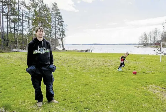  ?? FOTO: MARCUS CARLSTEN ?? Fredrik Oljemark med sonen Oskar i bakgrunden.
