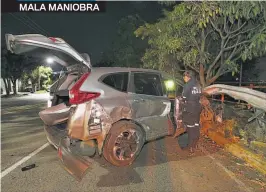  ?? ?? Una mujer se accidentó ayer por la madrugada al perder el control del automóvil y chocar contra una estructura.