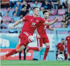  ?? Foto: Ingo Jensen ?? Marco Nickel (im Vordergrun­d) kam schon früh für den verletzten Fatjon Celani ins Spiel – und erzielte beim SV Wacker Burghausen das entscheide­nde zweite Tor für den FC Memmingen.