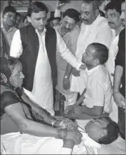  ?? HT PHOTO ?? SP chief Akhilesh Yadav consoling members of a bereaved family during his visit to Gorakhpur on Monday.