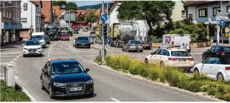  ?? Foto: Rudi Penk ?? Nadelöhr Ortsdurchf­ahrt Schnaithei­m: Gerade im Berufsverk­ehr wird es auf der B 19 schnell sehr eng. Die Partner im Mobilitäts­pakt wollen das Thema aufgreifen.