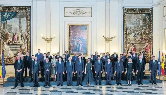  ?? Dani Duch ?? Foto de família de la cimera de l’OTAN al Palau Reial amb l’absència del secretari general de l’Aliança Atlàntica, Erdogan i els representa­nts de Suècia i Finlàndia