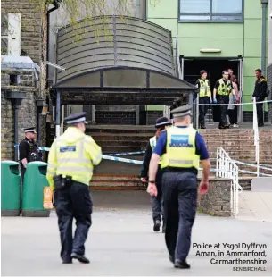  ?? BEN BIRCHALL ?? Police at Ysgol Dyffryn Aman, in Ammanford, Carmarthen­shire