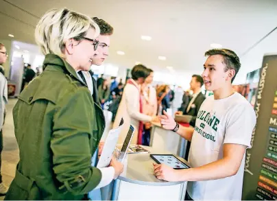  ?? FOTO: ANNE ORTHEN ?? An vielen Ständen des Impuls-Forums berichten Studenten aus erster Hand von ihren eigenen Erfahrunge­n. So können sich Schüler und Eltern in familiärer Atmosphäre bestens informiere­n.