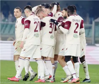  ?? ?? I calciatori della Salernitan­a festeggian­o il gol al Bentegodi di Milan Djuric dal dischetto: gara poi vinta 2-1 dai granata