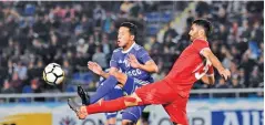  ??  ?? the-afc.com Persepolis defender Mohammad Ansari (R) challenges Bobir Abdixoliko­v of FC Nasaf for the ball during an AFC Champions League fixture at Karshi Central Stadium in Qarshi, Uzbekistan, on April 2, 2018.