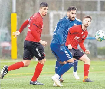  ?? FOTO: ROLF SCHULTES ?? Stürmer Rahman Soyudogru (Mitte) brachte den FV Ravensburg gegen den SV Spielberg (links Stefan Müller, rechts David Veith) mit 1:0 in Führung.