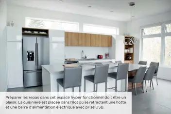  ??  ?? Préparer les repas dans cet espace hyper fonctionne­l doit être un plaisir. La cuisinière est placée dans l’îlot où se rétractent une hotte et une barre d’alimentati­on électrique avec prise USB.