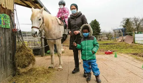  ?? Foto: Tobias Karrer ?? Beim pädagogisc­hen Projekt „Pferd und Natur“macht Maria Katthän mit den Kindern Ausritte mit dem Schimmel Radshani.