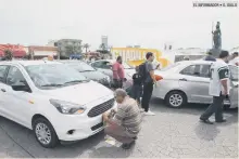  ?? EL INFORMADOR • G. GALLO ?? INCONFORME­S “ANÓNIMOS”. Algunos operadores de taxis que bloquearon la zona de la Minerva cubrieron las placas para evitar sanciones.