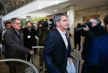  ?? (Photo Dominique Leriche) ?? Les anciens pilotes Pascal Fauret et Bruno Odos à leur arrivée au palais Monclar, hier.